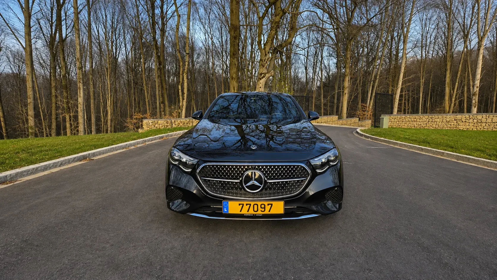 Mercedes Classe E noire de Transport de Luxe Luxembourg, vue de face et entière, sur une route au Luxembourg