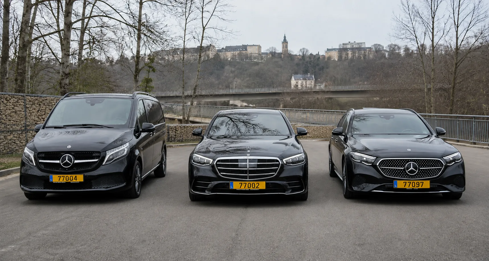 Mercedes Classe V, Classe S et Classe E noires de Transport de Luxe Luxembourg alignées de face devant le pont et les bâtiments historiques de Luxembourg-Ville