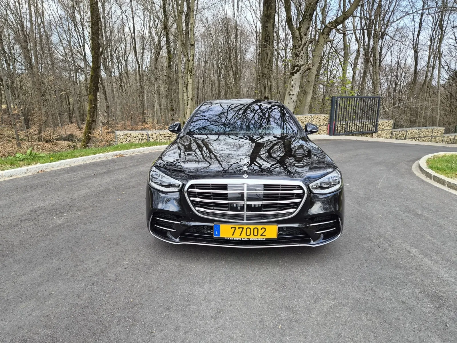 Mercedes Classe S noire sur une route forestière au Luxembourg