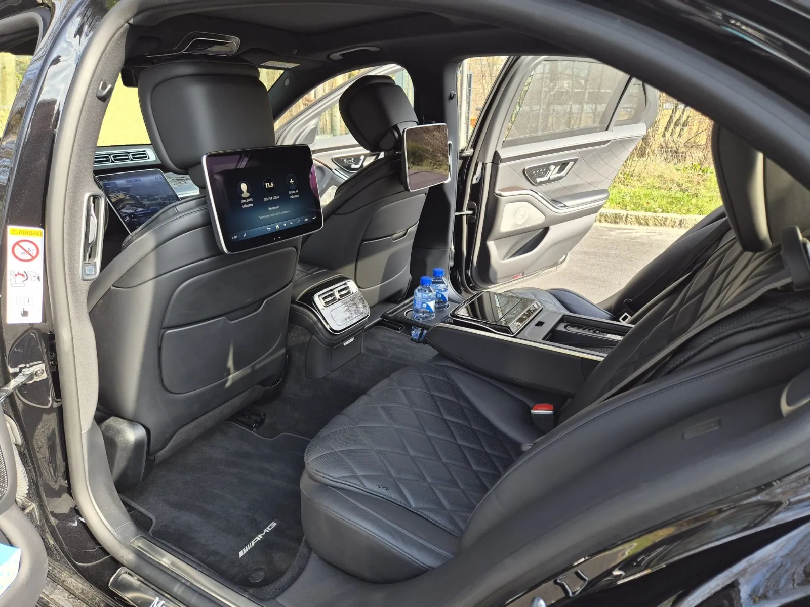 Habitacle arrière de la Mercedes Classe S avec écrans individuels